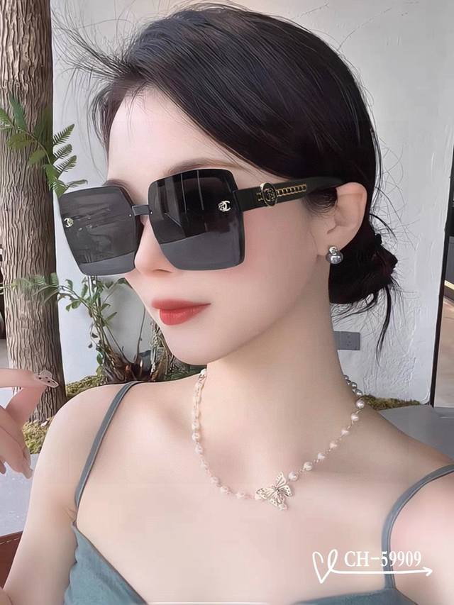 法国香奈儿-Chanel . 宝丽来树脂高清镜片 . Tr镜架-轻便佩戴舒适 . Size：63-17-140 . 新款小香太阳镜减轻强光负担，遮挡有害光线防辐