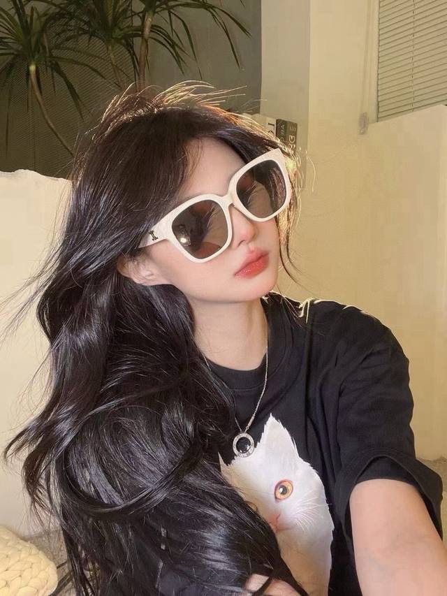 Celine赛琳 Model: Cl40222 F Szie: 55口21-145