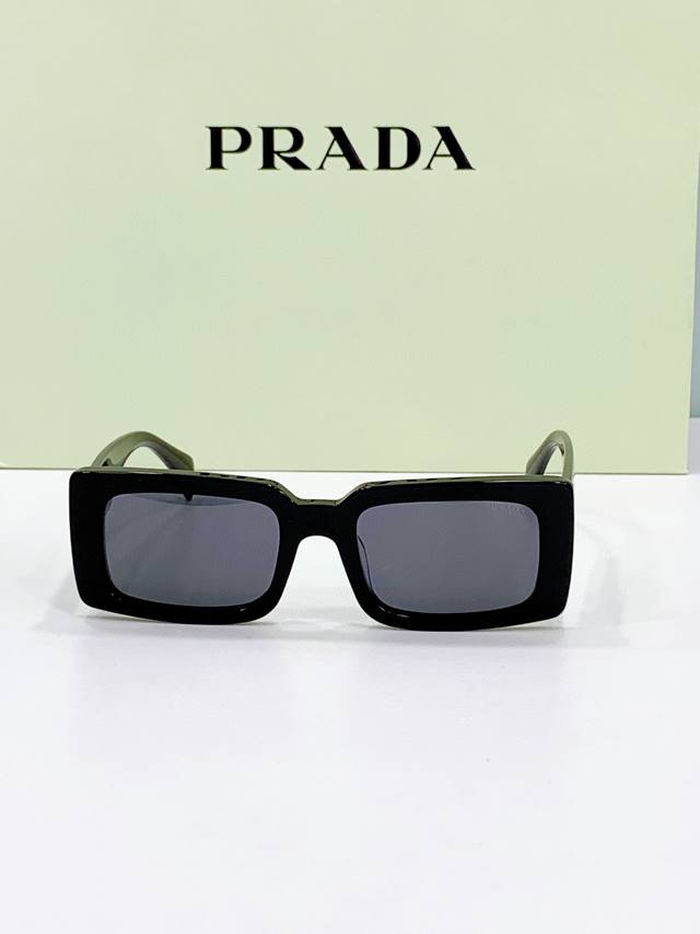 Prad*普拉*Pra07S Size：52-20-145 眼镜系列堪称精湛制作 彰显独特个 最新推出火爆款 这款眼镜散发迷人、精致魅力。经典板材镜框，金属Lo