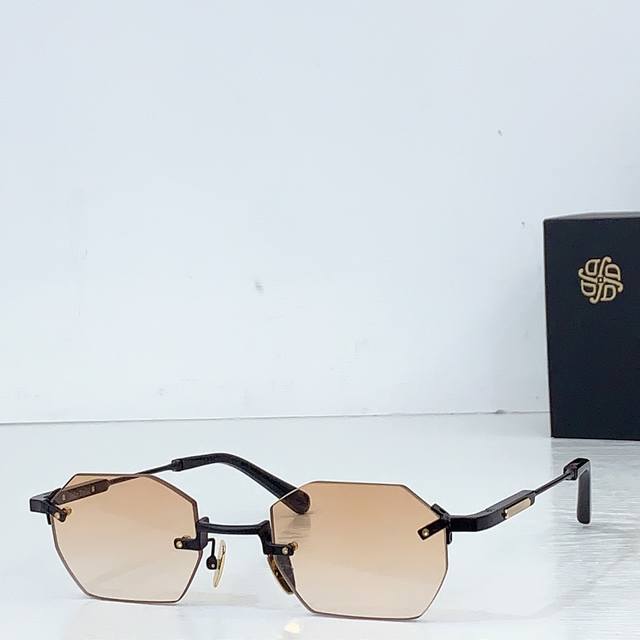 变色片 John Dalia 老钱风 极简主义 提供符合奢侈自然规律的高端作品:精确度、可取性和永恒性。 品质看得见 定制鼻托 Model：Curtis Siz