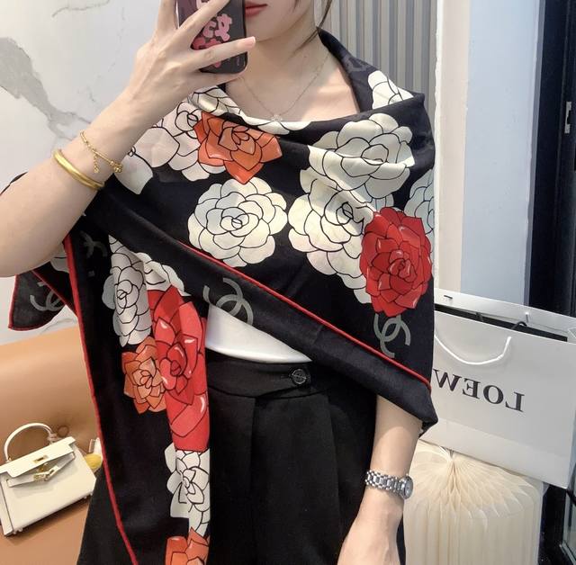 香奈儿上新 Chanel 经典茶花优雅Coco风，Chanel最新丝绒大方巾~气质到骨子里，香奶奶新一季的面料超高级，真心超级柔软，丝丝顺滑，韧性很强 不容易被