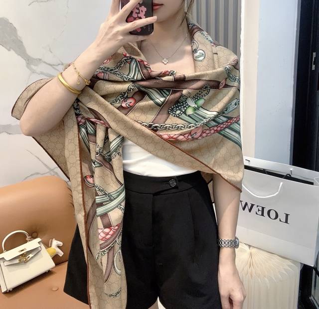 Gucci 古驰 时髦秋冬季~“不惧岁月漫长，我们终将温柔以待”！！ 气质到灵魂深处啊，这样的披肩能精准地表述你是谁，你的气质，以及你对生活的愿景，独有的格调，