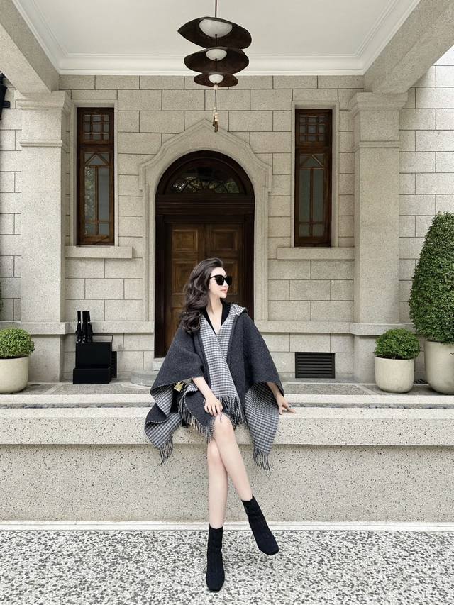 最新款外套式斗篷，Fendi两面穿带帽子斗篷，Fendi新款斗篷，又一款神操作两面穿斗篷，头篷Look真心气质又有气场，平时随意搭配立马就时尚大方羊绒和羊毛材质