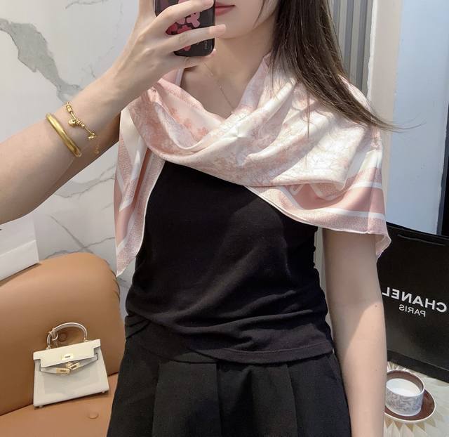 Dior迪奥新款90Cm真丝方巾，原单顶级斜纹真丝材质，打造如婴儿肌肤般的手感， 业内最精确的印花工艺 色彩饱满丰富四季可用超实用 手工卷边 规格：90X90C