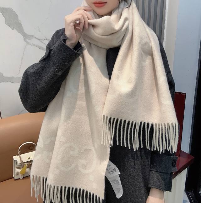 金线金丝渠货：古驰 Gucci 新款 大G双面羊绒围巾 Size：45*200Cm 100%羊绒 G家难得纯羊绒出品！超洋气大G提花、两面配色：一条围巾双重搭配