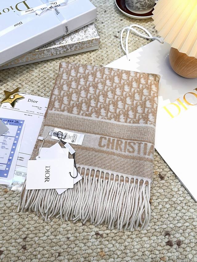 Dior 迪奥 最新款 这款 Oblique 印花围巾重新诠释 Dior 经典标识，彰显现代精神。采用海军蓝色山羊绒精心制作，双面设计，一面采用纯色，另一面饰以