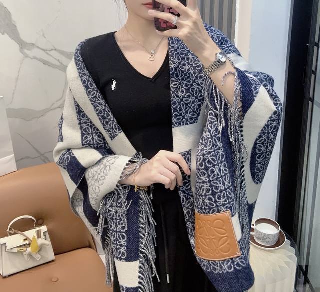 罗意威 年最新款，Khaki Green奶茶驼双色羊毛提花毛毯披肩，饰有重复 Anagram 图案，对比色 Loewe L 图案和流苏边缘。妥妥的24年C位围巾