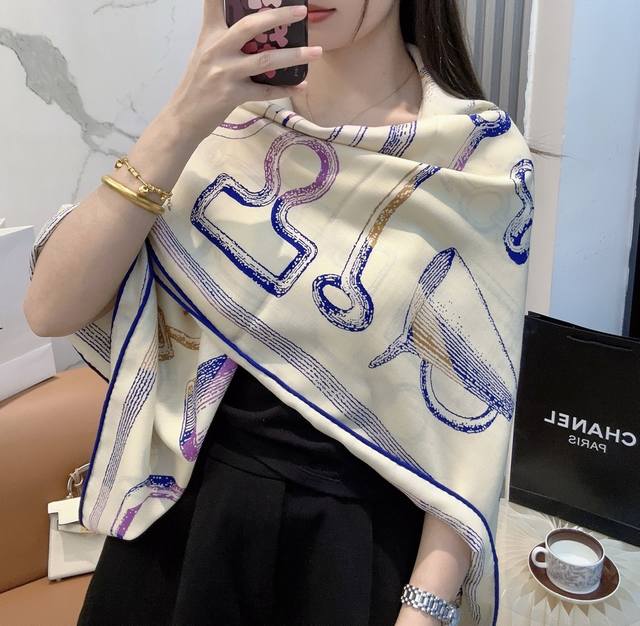 爱马仕 Hermes “马具故事的诗意回顾”140披肩 三色 上新 永远秉承高品质 天然色 棕色 蓝色 手工卷边羊毛和真丝混纺披肩 70%绵羊毛，30%桑蚕丝