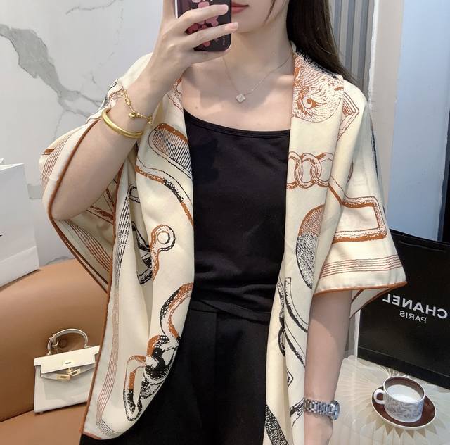 爱马仕 Hermes “马具故事的诗意回顾”140披肩 三色 上新 永远秉承高品质 天然色 棕色 蓝色 手工卷边羊毛和真丝混纺披肩 70%绵羊毛，30%桑蚕丝