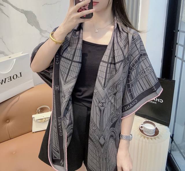 香奈儿上新 Chanel 穿搭配这样的款，真的超级有气场。上身效果大方得体有档次。丝绒提花工艺！真心美爆了的设计 两个色也是非常适合日搭的配色！实物很美好！高端