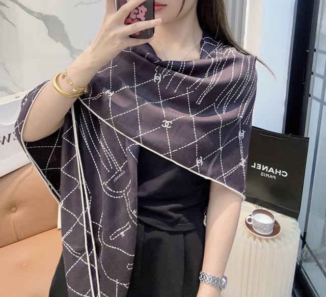 香奈儿 Chanel 上新 140*140 丝毛 台版印花 黑白二色 高级都市新贵！山茶花的再一次邂逅！绝对的气质Chanel Lady高级调调 Chanel所