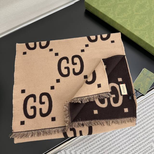 原单代工厂P出品，大G围巾这是一款苏格兰风格-双面重工超级保暖的Gg标识作为Gucci颇具代表性的传统精髓始终与系列密不可分，以饱含新意的现代方式推陈出新，呈现