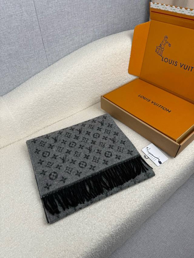 L家。 男士商务羊绒围巾 怒赞自留，难得的高端男款！家属福利！L非常正的男士围巾~面料大爱，非常柔软细腻舒服，轻度水波纹！大气简约，超级好看的男神配色，任何男生