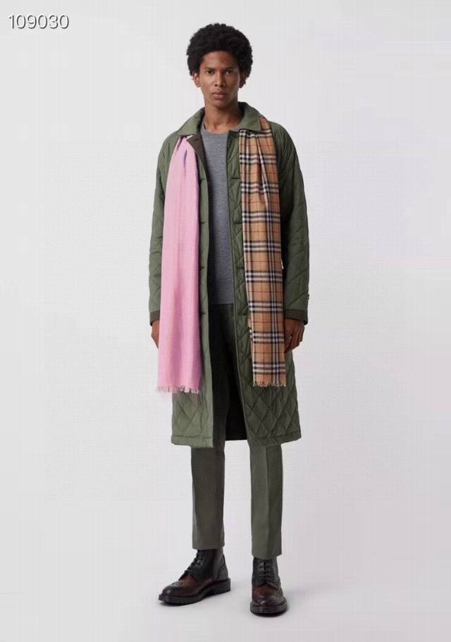 B家。 樱花粉 博柏利Burbrry今年最流逼的货！而且今天给你们跑量价.开年第一炮打响！专柜在售的爆款.狠好看.这批单子还是发往英国限量.剩余一些工厂P多做全