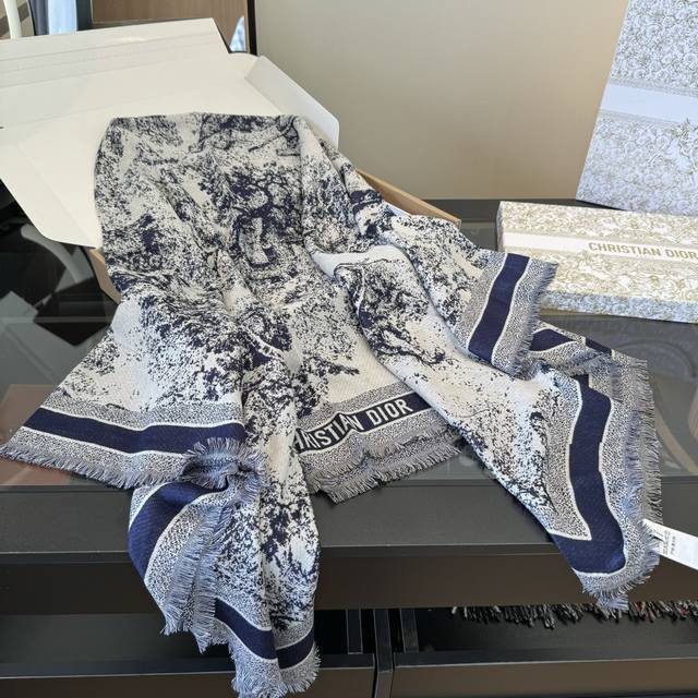 普通版本 迪奥 爆款原单极品来啦Dior最最新的主打款 D丛林动物原单 羊绒方巾 度假及日常都非常好搭配的款订单私流 一看到就想去度假平时穿搭也非常好搭配，整个