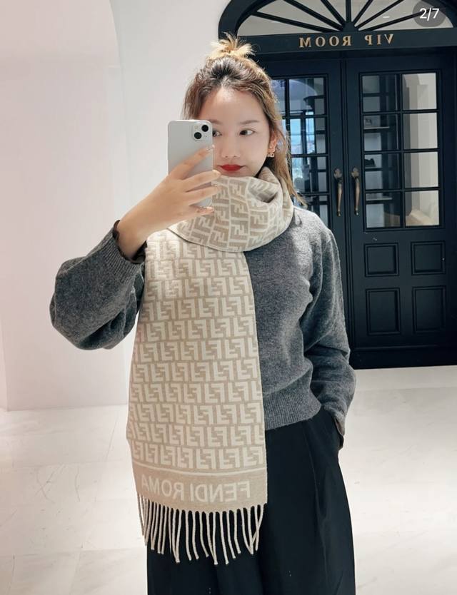 Ff字母围巾』 材质：80%羊毛 20%羊绒 Size：30* Cm 柜巨难买 经典秋冬氛围必备 羊绒十羊毛 不厚重却有份量手感柔软保暖 独家对版材质工艺 关礼