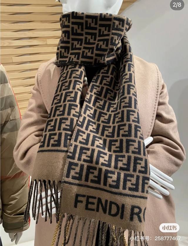 Ff字母围巾』 材质：80%羊毛 20%羊绒 Size：30* Cm 柜巨难买 经典秋冬氛围必备 羊绒十羊毛 不厚重却有份量手感柔软保暖 独家对版材质工艺 关礼