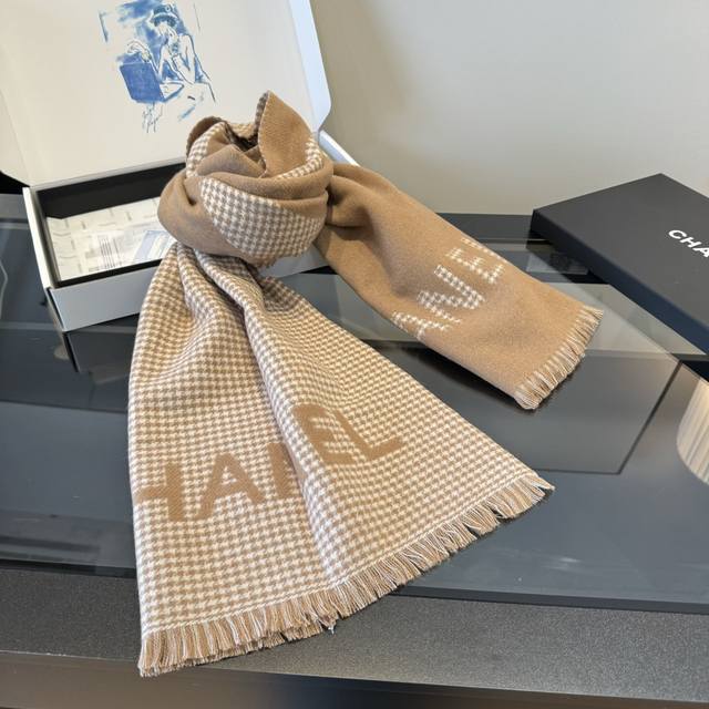 千鸟格双拼大披肩 奶茶色 Size： X45Cm %羊绒 顶级原单品质 香奶奶23B 宝藏围巾，经典大双C，温柔奶茶色搭配古典优雅的千鸟格，双重韵味让人欲罢不能