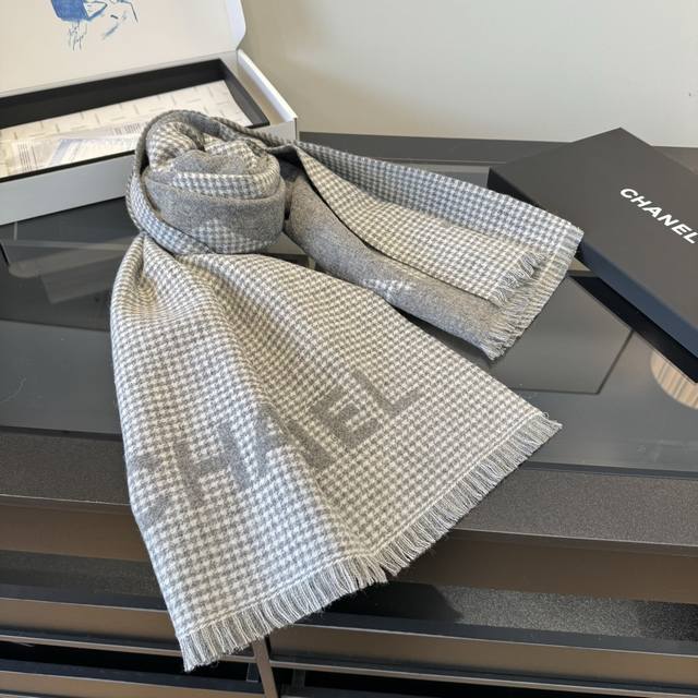 千鸟格双拼大披肩 奶茶色 Size： X45Cm %羊绒 顶级原单品质 香奶奶23B 宝藏围巾，经典大双C，温柔奶茶色搭配古典优雅的千鸟格，双重韵味让人欲罢不能