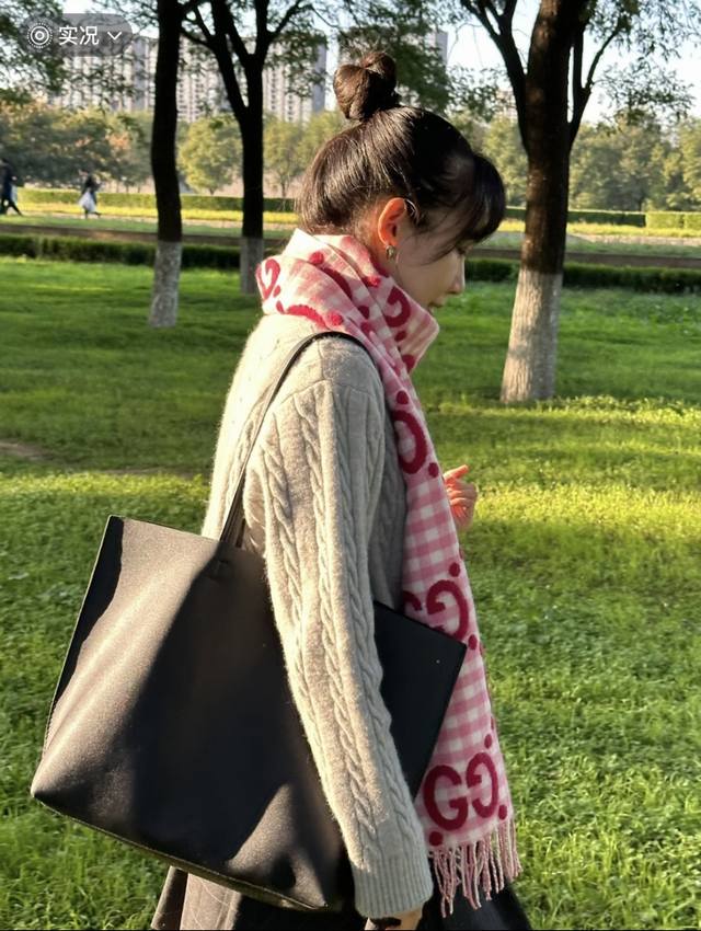新色到Gucci新款围巾 双G提花羊绒长巾 满满的少女感！喜欢格纹的姐妹们别错过，纯纯的好东西~配色真的太喜欢了，让人眼前一亮过目不忘，瞬间种草啊！超级好看！！