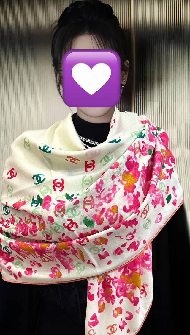 香奈儿 2025双面同色印花 太美了 经典茶花帽子设计优雅风 ~气质到骨子里 香奶奶新一季的面料超高级，真心超级柔软，丝丝顺滑 韧性很强 不容易被轻易勾丝！今年