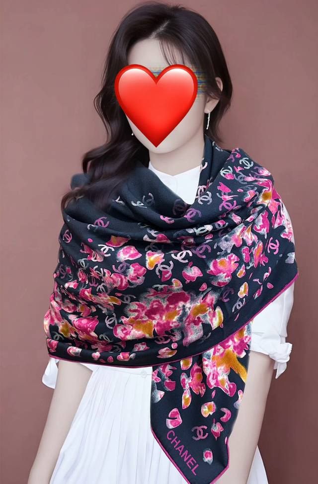 香奈儿 2025双面同色印花 太美了 经典茶花帽子设计优雅风 ~气质到骨子里 香奶奶新一季的面料超高级，真心超级柔软，丝丝顺滑 韧性很强 不容易被轻易勾丝！今年