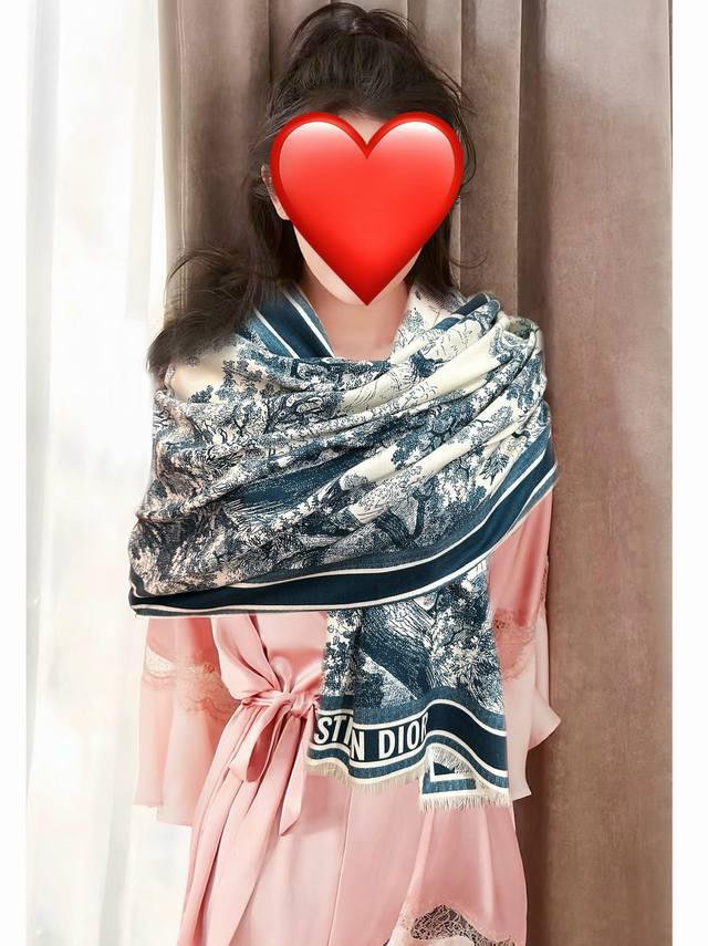 新款迪奥2610双面同色 动物丛林 太美了 下手一定要快[嘴唇]四季都可以用 真心美的让人非常非上身效果简直美翻了 品质非常完美整个围巾给人气场的同时又非常精致