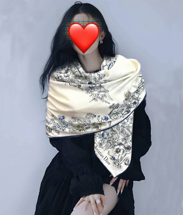 新款Dior 双面丝毛印花方巾 这款方巾以 Star 图案呈现 D的幸运星 通过该系列的精美花卉主题重新诠释 先生的幸运符 采用丝毛面料精心制作双面设计 饰以对