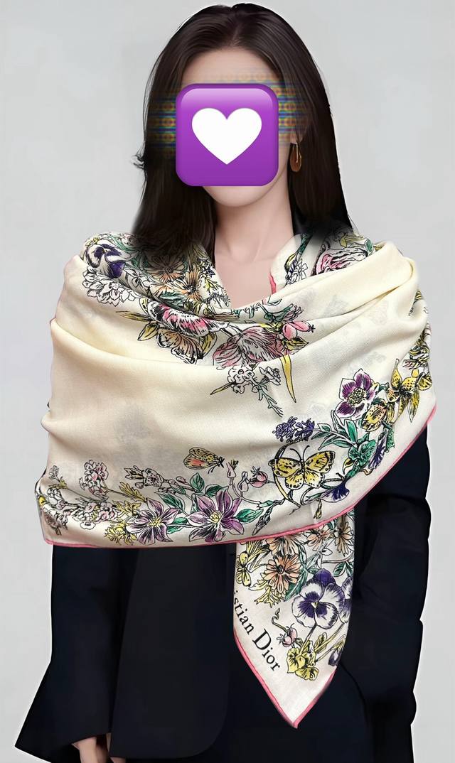 新款Dior 双面丝毛印花方巾 这款方巾以 Star 图案呈现 D的幸运星 通过该系列的精美花卉主题重新诠释 先生的幸运符 采用丝毛面料精心制作双面设计 饰以对