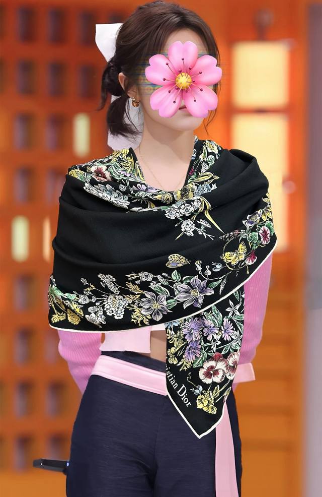 新款Dior 双面丝毛印花方巾 这款方巾以 Star 图案呈现 D的幸运星 通过该系列的精美花卉主题重新诠释 先生的幸运符 采用丝毛面料精心制作双面设计 饰以对