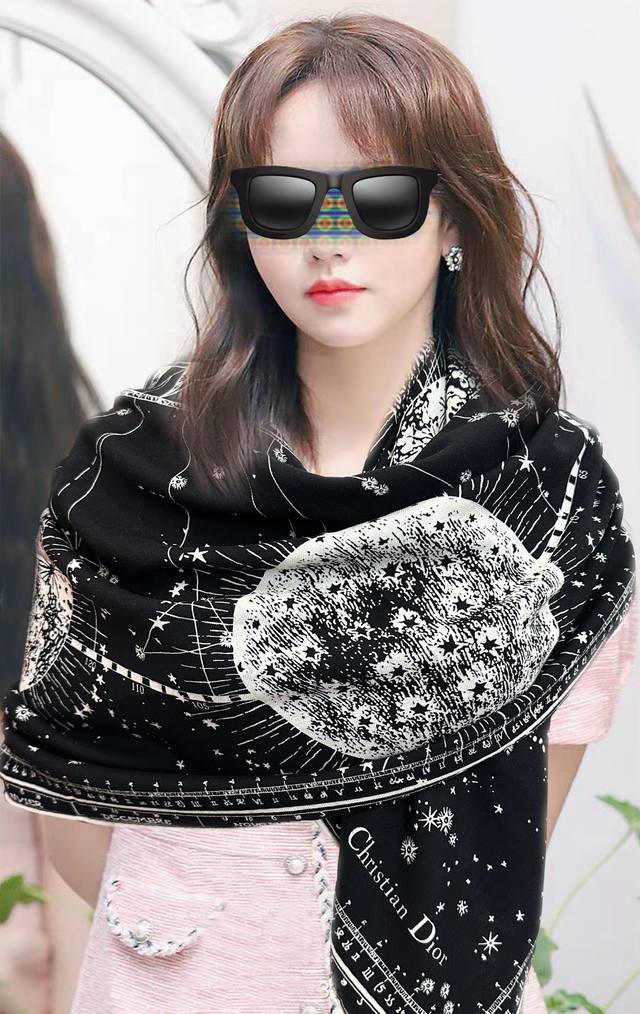 上新迪奥 双面同色地球图案 经典优雅 ~气质到骨子里 新一季的面料超高级，真心超级柔软，丝丝顺滑 韧性很强 不容易被轻易勾丝！今年新出的系列~真的被这样的设计美