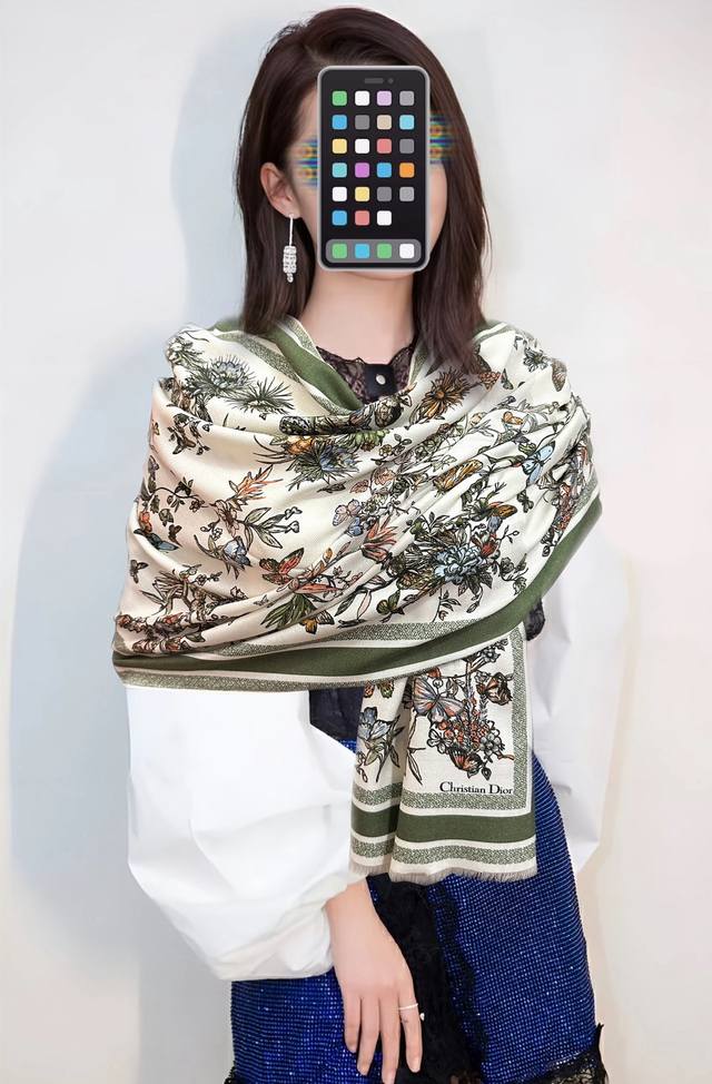 上新 迪奥2610双面同色 花卉系列 太美了 下手一定要快[嘴唇]四季都可以用 真心美的让人非常非上身效果简直美翻了 品质非常完美整个围巾给人气场的同时又非常精