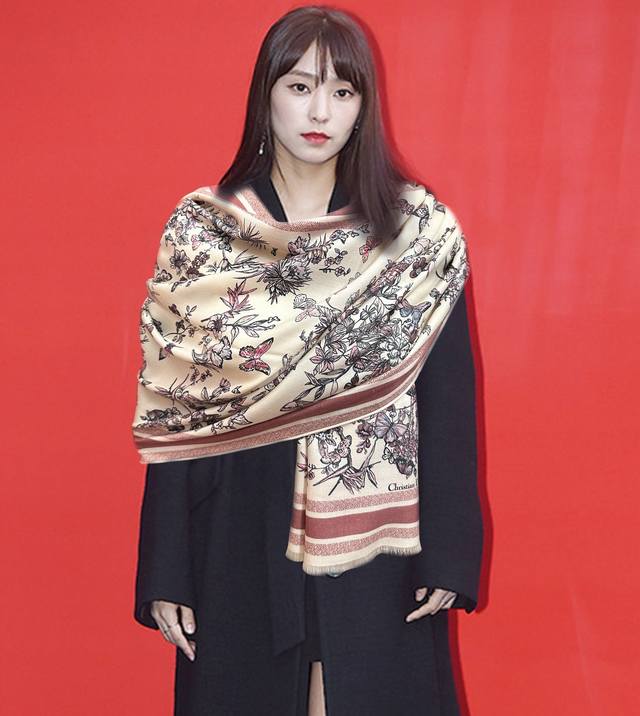 上新 迪奥2610双面同色 花卉系列 太美了 下手一定要快[嘴唇]四季都可以用 真心美的让人非常非上身效果简直美翻了 品质非常完美整个围巾给人气场的同时又非常精