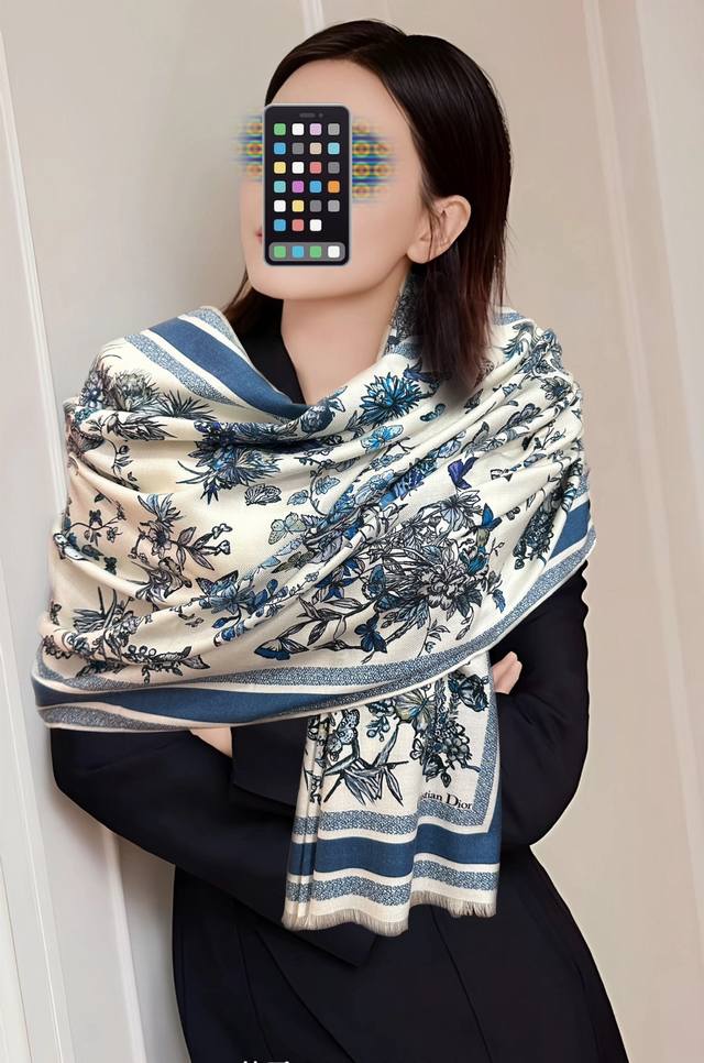 上新 迪奥2610双面同色 花卉系列 太美了 下手一定要快[嘴唇]四季都可以用 真心美的让人非常非上身效果简直美翻了 品质非常完美整个围巾给人气场的同时又非常精