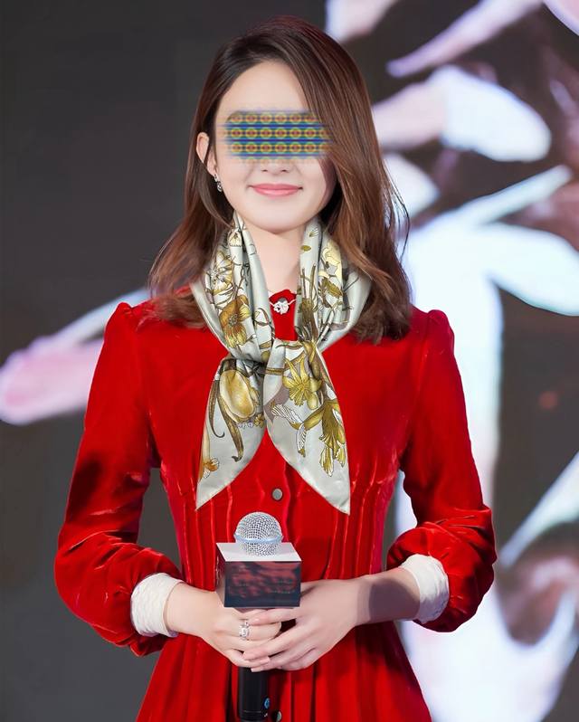 新款 古奇 花卉丝巾 斜纹真丝 精致手工卷边 光泽柔滑且垂感极佳 以典雅的蓝色为基调[嘴唇]将品牌标志性的Flora花卉印花焕新呈现，展现出隽永的浪漫与优雅中性