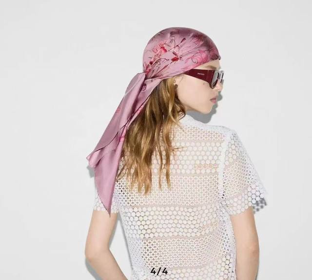 新款 古奇 花卉丝巾 斜纹真丝 精致手工卷边 光泽柔滑且垂感极佳 以典雅的蓝色为基调[嘴唇]将品牌标志性的Flora花卉印花焕新呈现，展现出隽永的浪漫与优雅中性