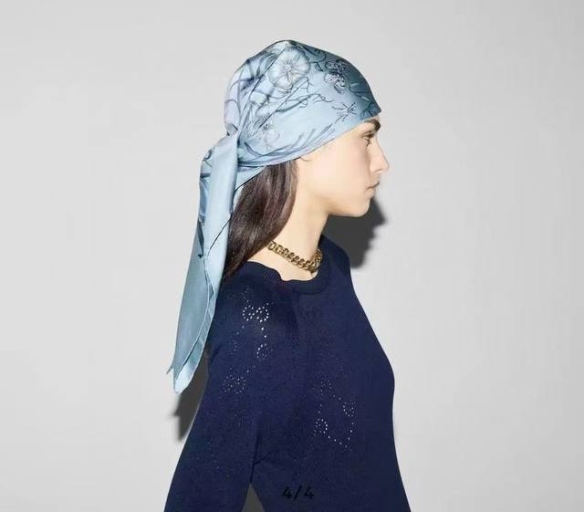 新款 古奇 花卉丝巾 斜纹真丝 精致手工卷边 光泽柔滑且垂感极佳 以典雅的蓝色为基调[嘴唇]将品牌标志性的Flora花卉印花焕新呈现，展现出隽永的浪漫与优雅中性