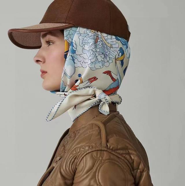 高版本2025 我的云间万象 设计犹如梦幻的邀约 这条丝巾充满了童趣 富有想象带你傲游天际云端热闹又能感受海底深邃宁静 云卷云舒都洋溢着自由梦幻的气息 优雅童趣