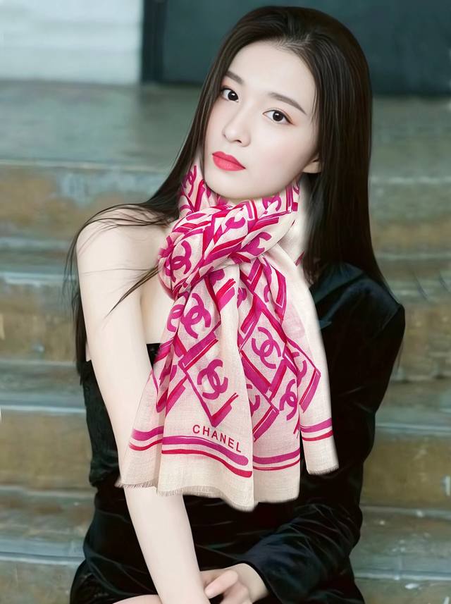 新款 小香2025最新款 真心赞 双C羊绒长巾 实物真心美 披肩配以印花无论设计喷绘都是非常到位细节都可见整个围巾给人气场的同时又非常精致高端Vip推荐绝对值得