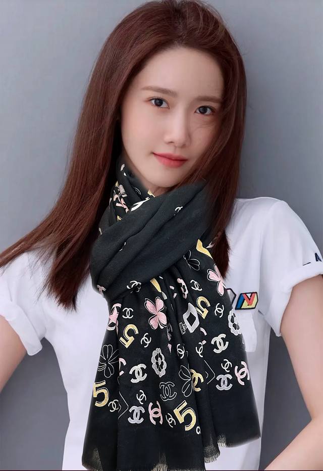 爆款小香太美了[嘴唇]2025最新款 5号香水瓶 必备款 顶级设计太美了，真心赞实物真心美 披肩配以印花无论设计喷绘都是非常到位细节都可见整个围巾给人气场的同时