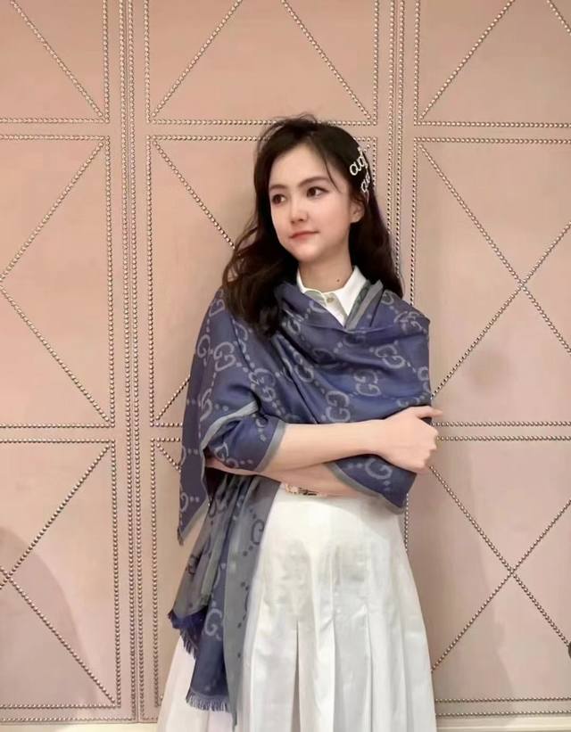 高品质 古奇 Gg格子双面长巾 中性款男女都可以用，经典Gg图案是在30年代开始使用的标志性元素之一 历经近一个世纪的发展依然为品牌探索全新表达提供灵感 在这款