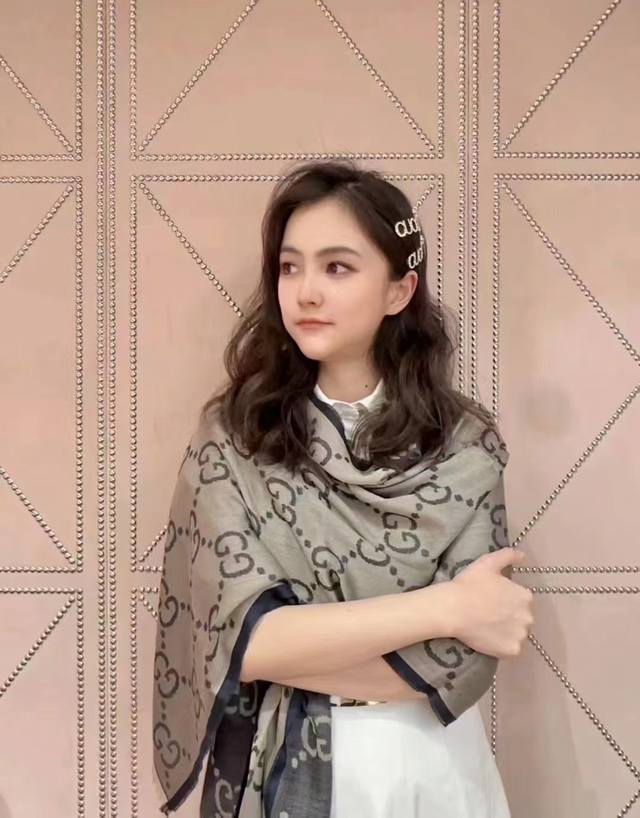 高品质 古奇 Gg格子双面长巾 中性款男女都可以用，经典Gg图案是在30年代开始使用的标志性元素之一 历经近一个世纪的发展依然为品牌探索全新表达提供灵感 在这款