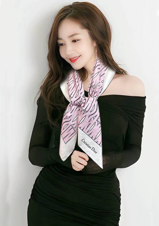 Dior Chardons 2025新款 图案印花 展示象征着保护 韧性和自由的苏格兰 采用粉色和蓝色桑蚕丝斜纹面料精心制作 搭配手工卷边[嘴唇]点缀以对比鲜明