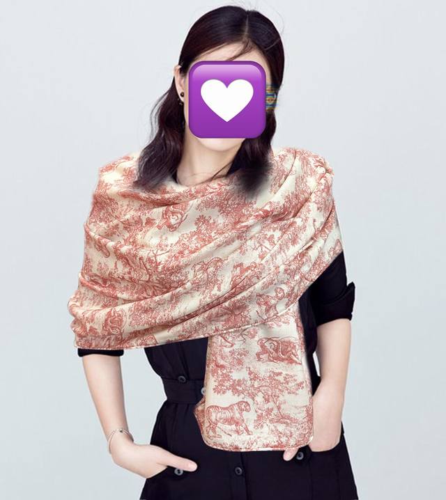 新款 2025迪奥双面同色 动物丛林 最流行的花型 太美了 下手一定要快[嘴唇]四季都可以用 真心美的让人非常非上身效果简直美翻了 品质非常完美整个围巾给人气场