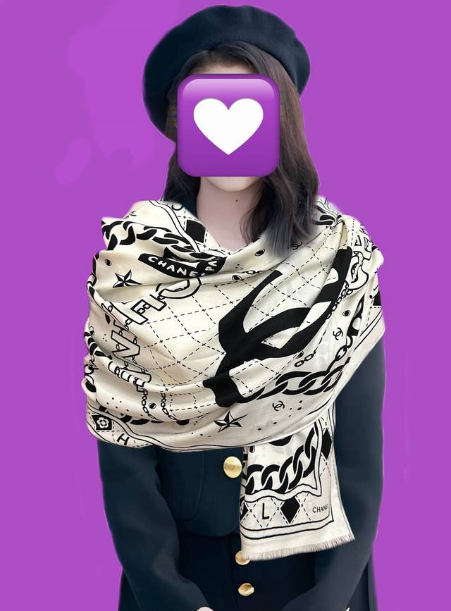 新款 小香2025 双面同色 双C涂鸦黑白搭配顶级设计[嘴唇]太美了 下手一定要快[嘴唇]四季都可以用 真心美的让人非常非上身效果简直美翻了 品质非常完美整个围