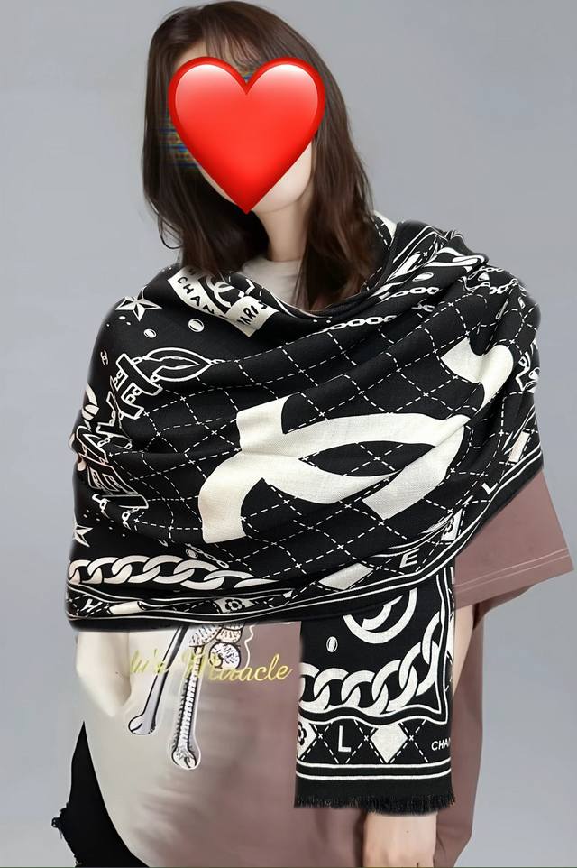 新款 小香2025 双面同色 双C涂鸦黑白搭配顶级设计[嘴唇]太美了 下手一定要快[嘴唇]四季都可以用 真心美的让人非常非上身效果简直美翻了 品质非常完美整个围