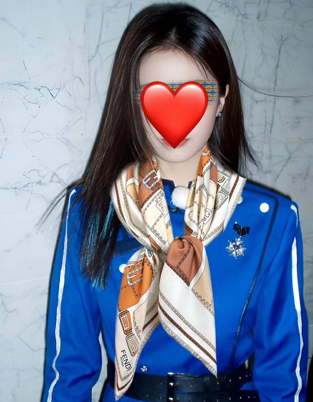 高版本Fendi 2025本年度最好看的丝巾没有之一了满身印有不同尺寸的米色和棕色标志性F Baguette手袋图案 [嘴唇]采用定制醒目图形设计自带气场 印花