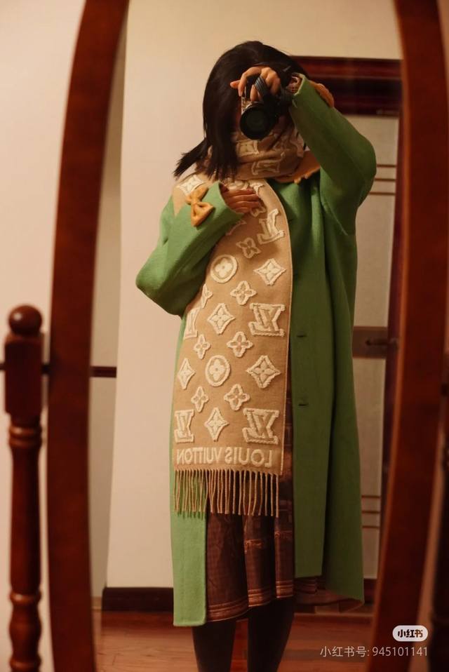 驼色、黑色出货Lv3D围巾为柔软毛绒混纺织入Monogram图案，再以撞色羊毛皮演绎瞩目3D效果。剪花工艺令两面呈现迥异肌理，兼具创意巧思与潮流风范。 34X2