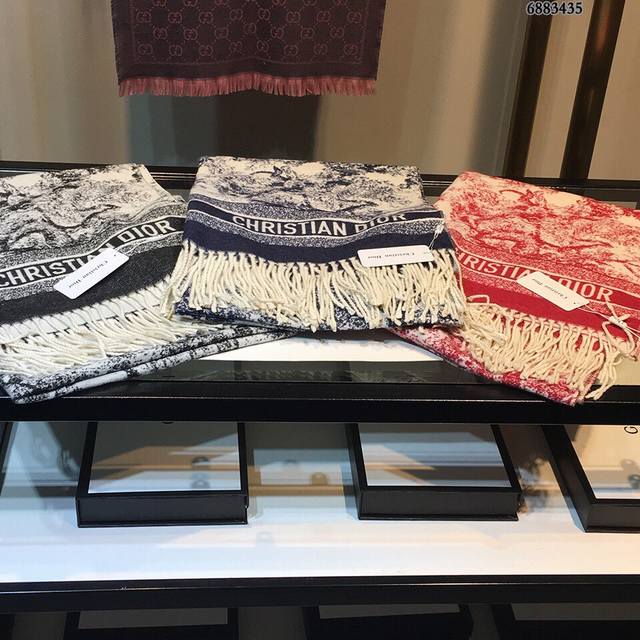 超级的Dior披肩 谢娜，Angelababy同款 重磅推荐Cd动物印花长巾！围巾披肩毛毯三用，超级惊艳的一款！百分百保真！超唯美的一款正品订单，去年外贸工厂p