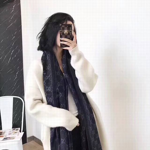 超級好看！Gucci經典羊絨拉毛長巾，選了圖中3色給你們！粉 黑 灰 怎麼搭配都很有味道！復古時髦感～ 面料很垂，上身舒服！尺寸180:70左右